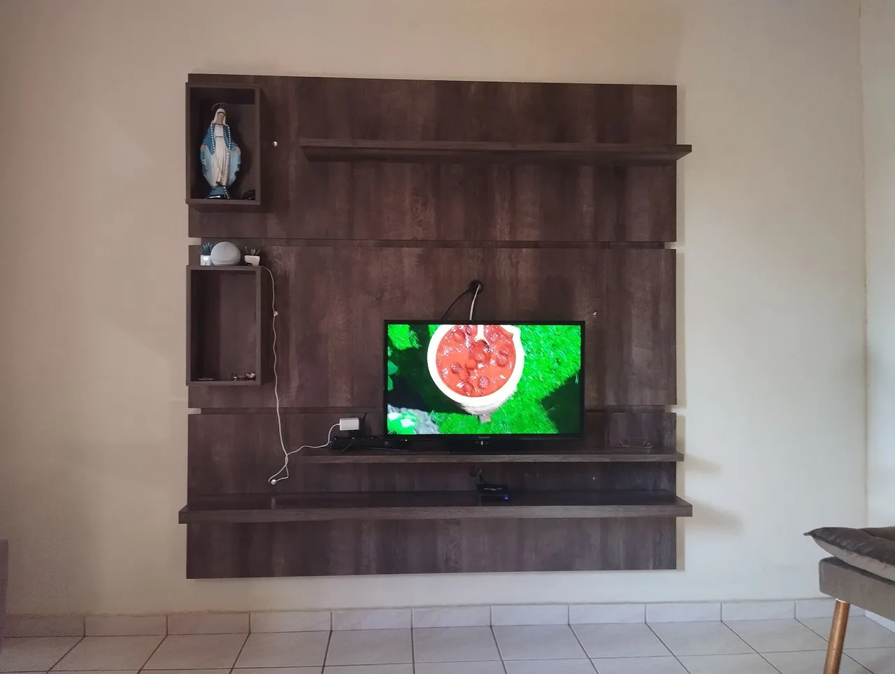 Painel para TV com nichos e prateleiras