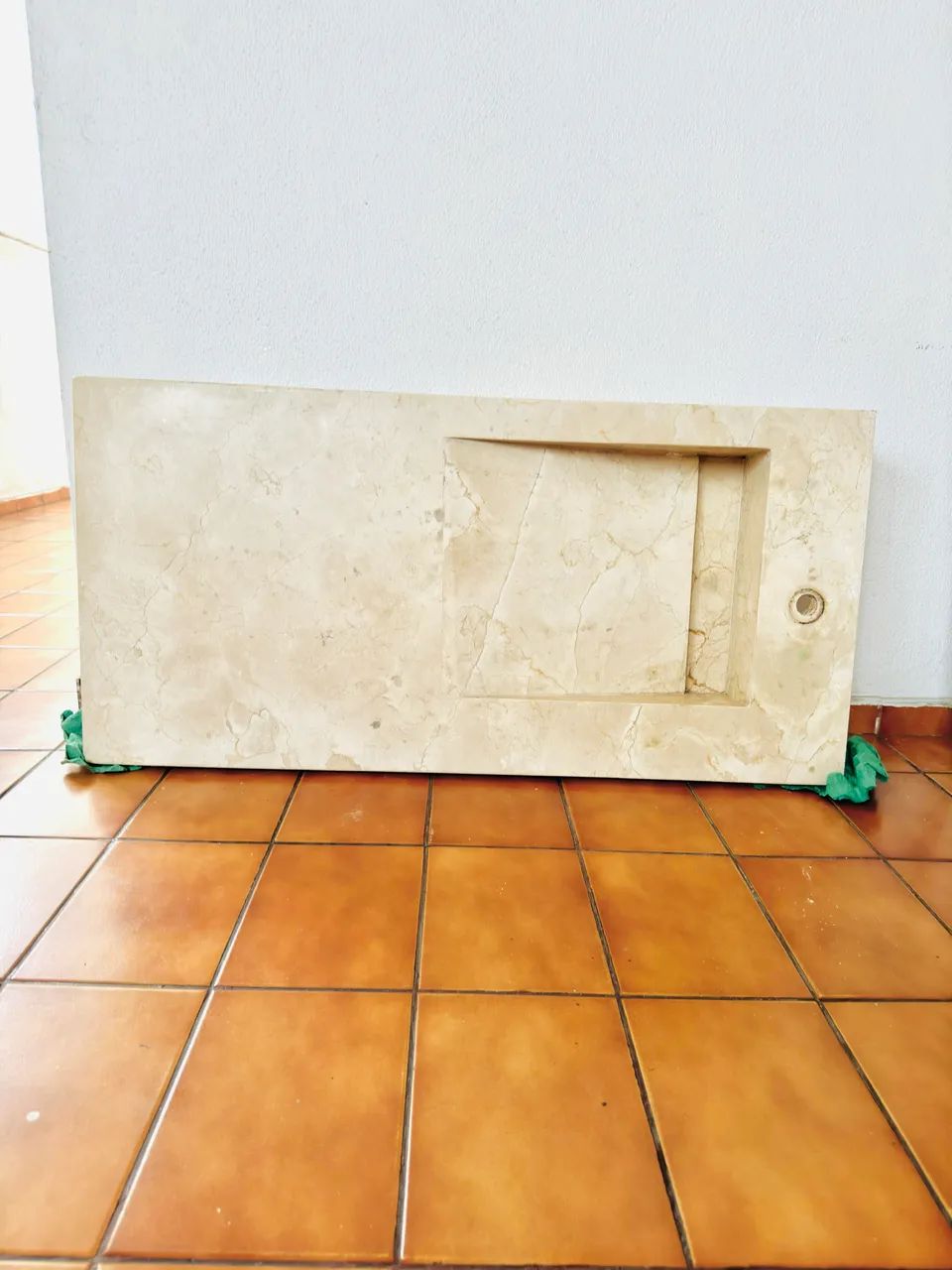 Bancada de pedra com pia esculpida 