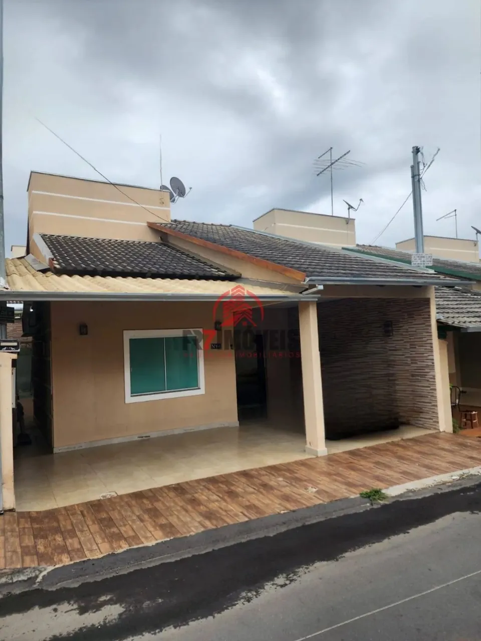 Linda casa em condomínio - 3 Quartos sendo 1 Suíte- Área de lazer completa, maior lago de