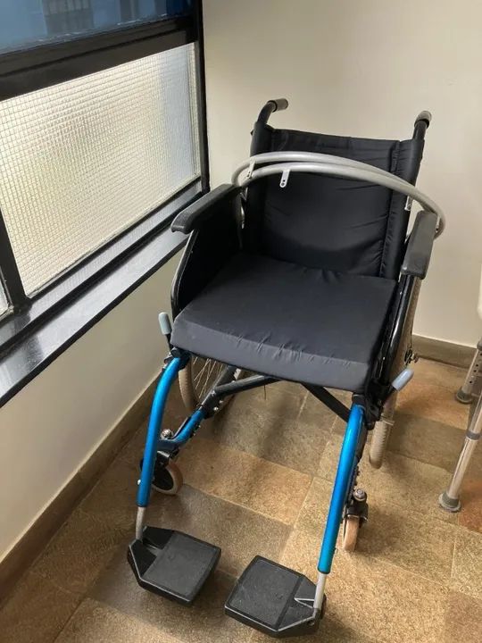 Cadeira de rodas Ortobras manual, completa e com almofada  - Foto 2