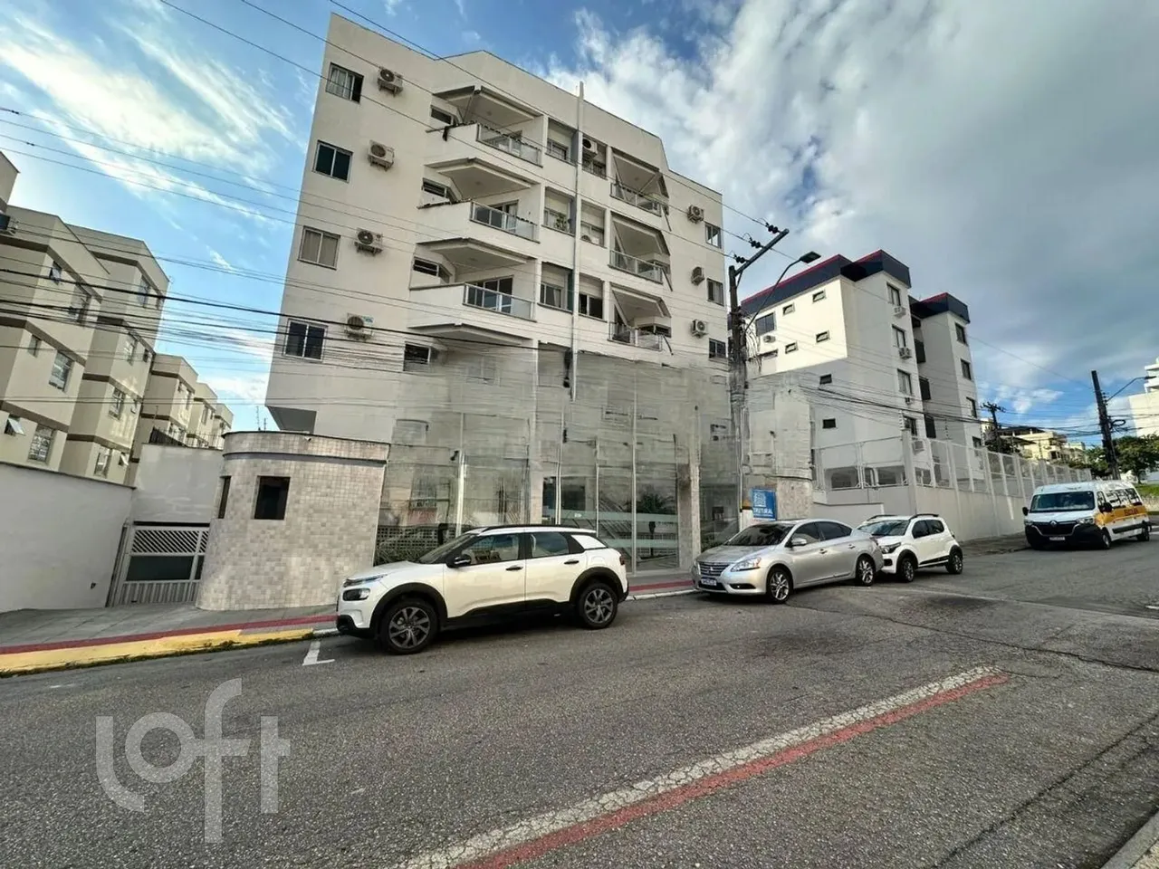 Apartamento de 2 dormitórios com 1 vaga de garagem boa localização no Abraão em Florianópo