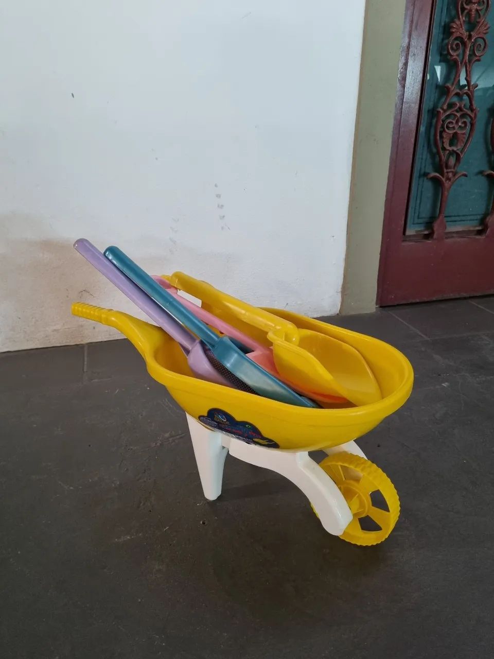 Carrinho de mão infantil, com pá e rastelo - Foto 3