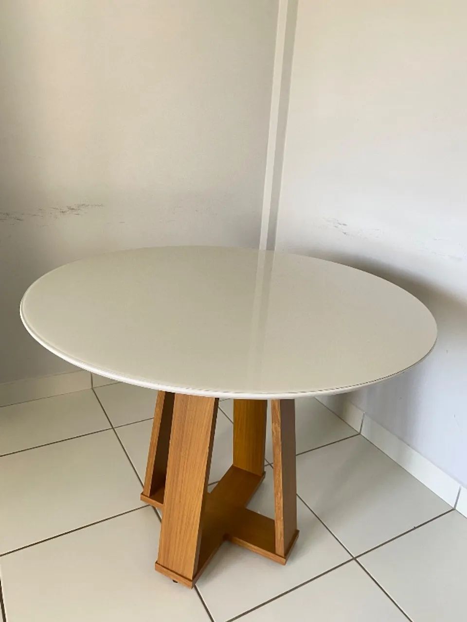Mesa de jantar redonda com tampo de vidro