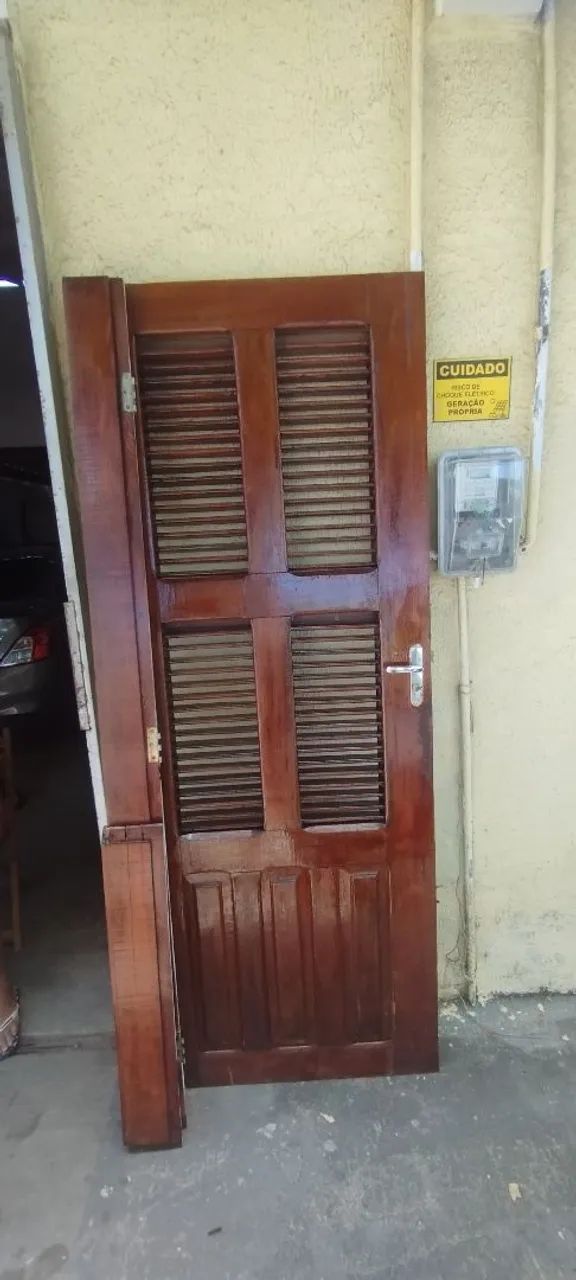 Porta de madeira maciça com venezianas - Foto 2