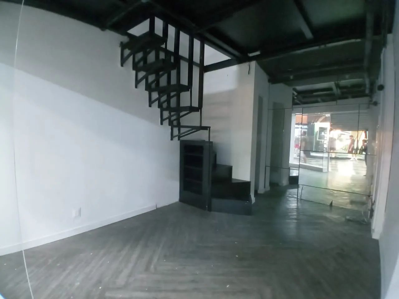 Galeria do Rock loja com grande vitrine para locação com banheiro mezanino trocador e espe - Foto 3
