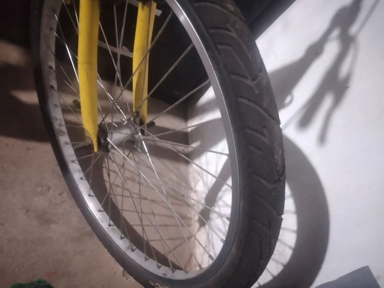 Bicicleta aro 26, preta e amarela - Foto 3