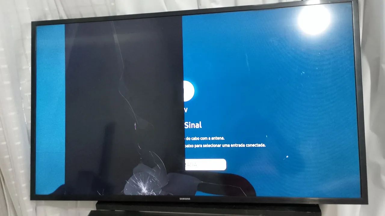 TV SAMSUMG SMART  43" COM A TELA RACHADA. VENDA PRA DESOCUPAR O LUGAR LOGO - Foto 3