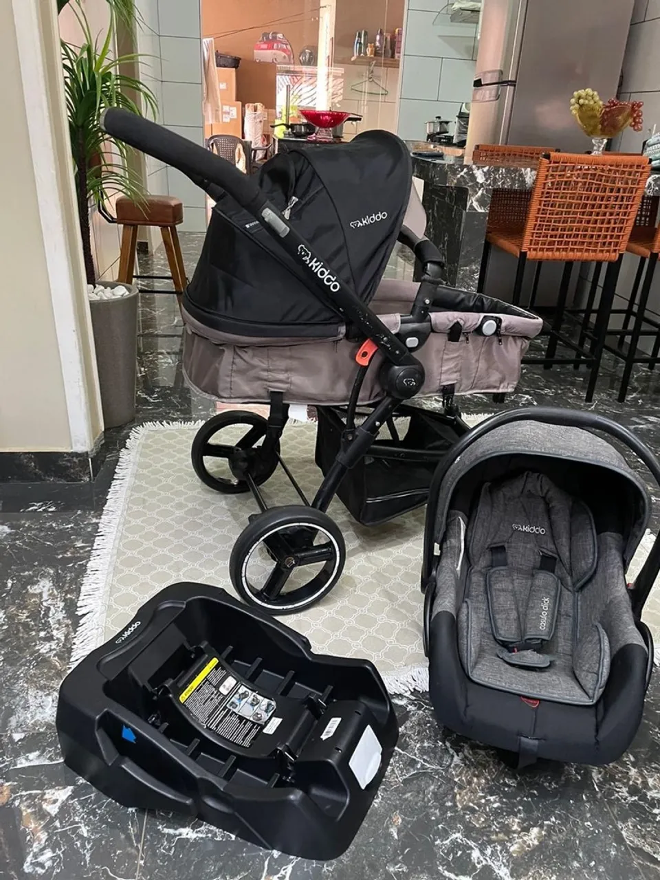 Carrinho de bebê Kiddo com bebê conforto e base