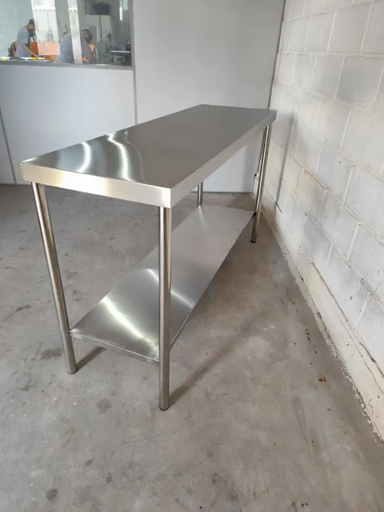 Bancada Industrial em Inox com Prateleira Lisa - Solução Prática para Ambiente Industrial