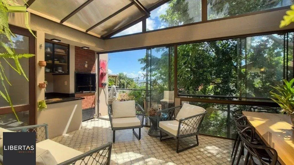 Vende-se ampla casa em condomínio com 3 dorm sendo 2 suítes, com 2 vagas e terra