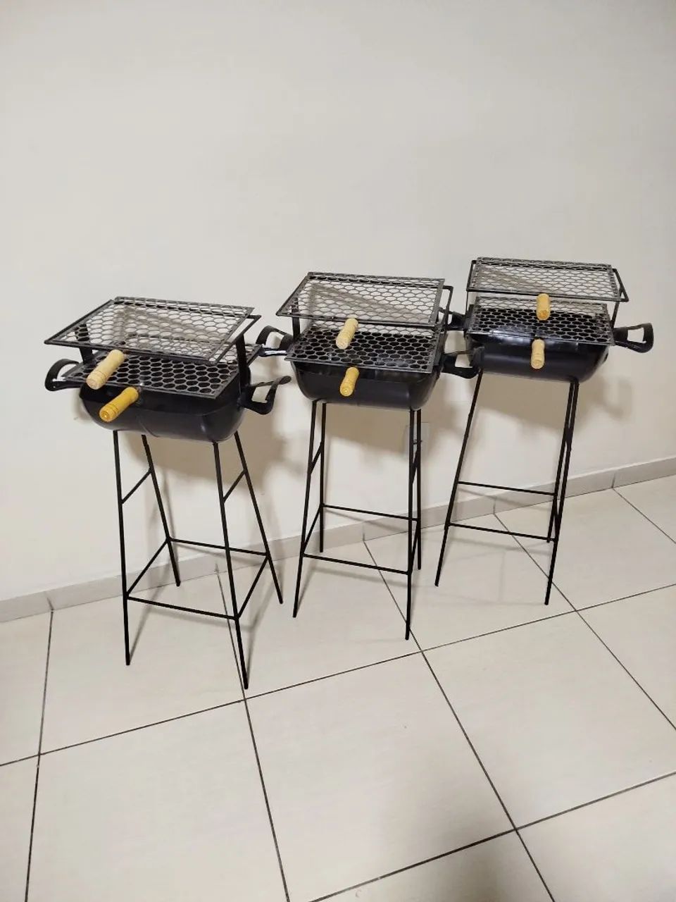 3 Churrasqueiras de Ferro com Suporte