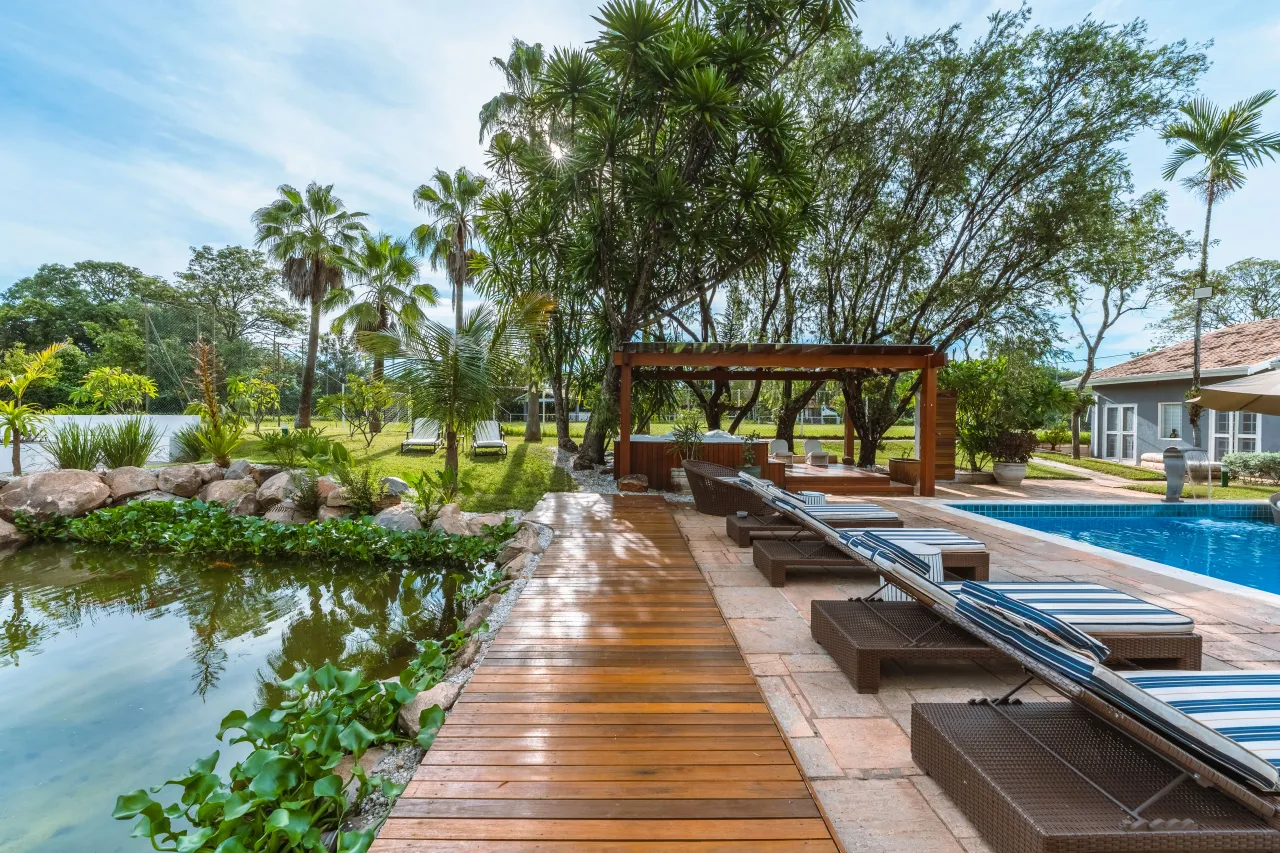 Casa com quintal, piscina e lago para locação em condomínio fechado Duas Marias, em Jaguar