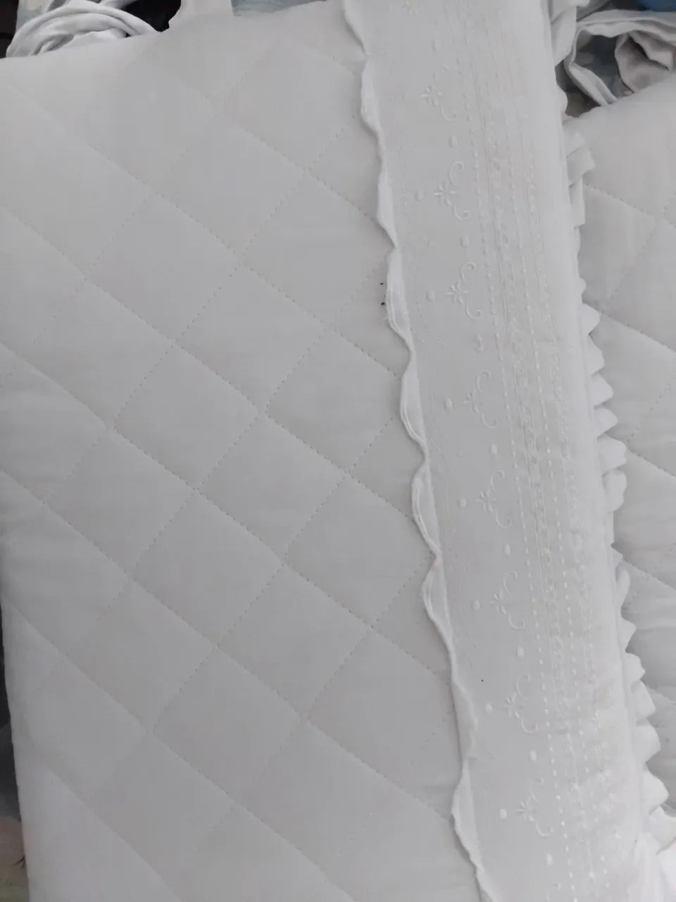 KIT BERÇO AMERICANO BORDADO COM TRÊS LATERAIS E EDREDON ACOCHEADO E BORDADO. - Foto 3