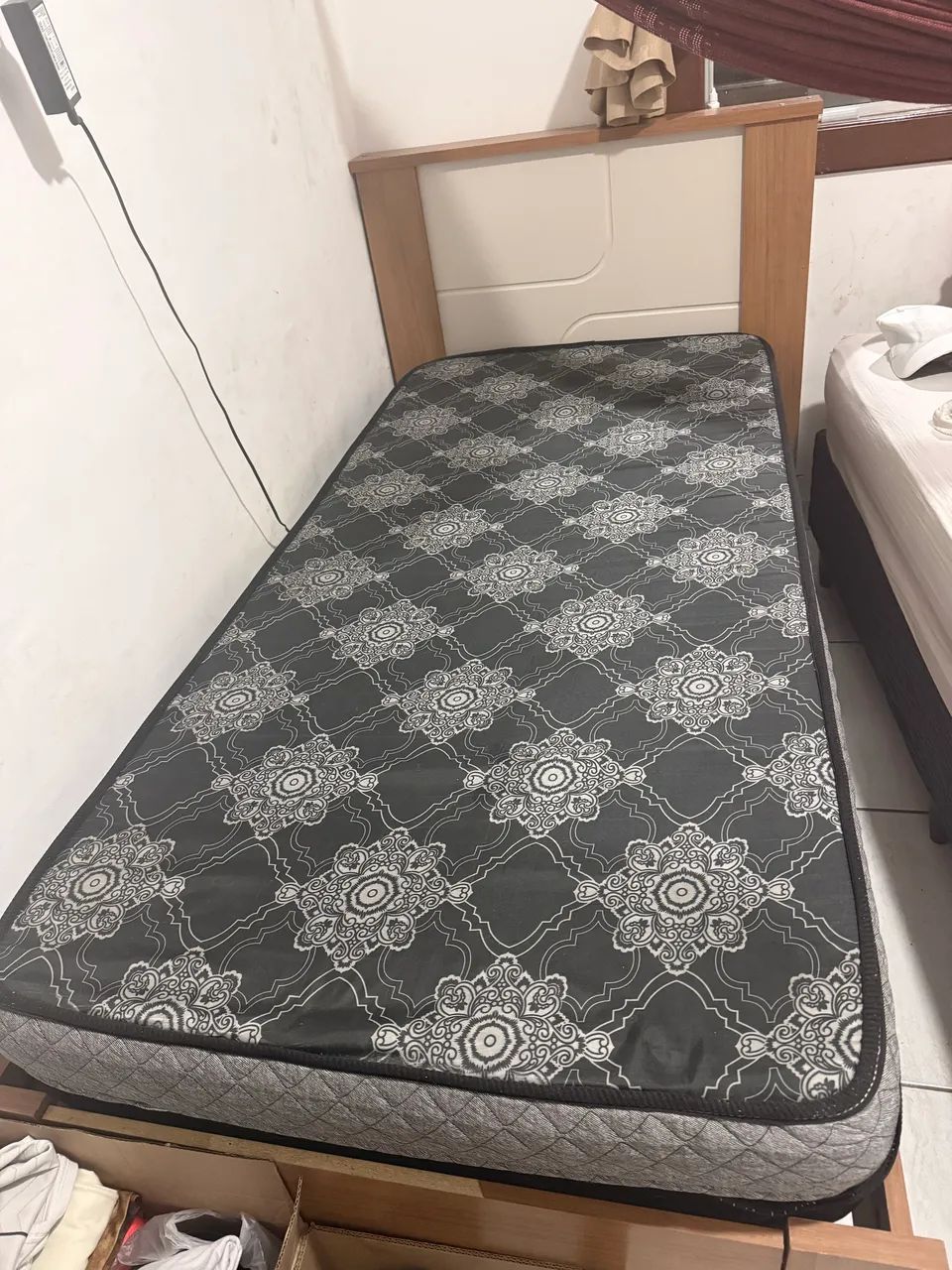 Vendo cama de solteiro com colchão 