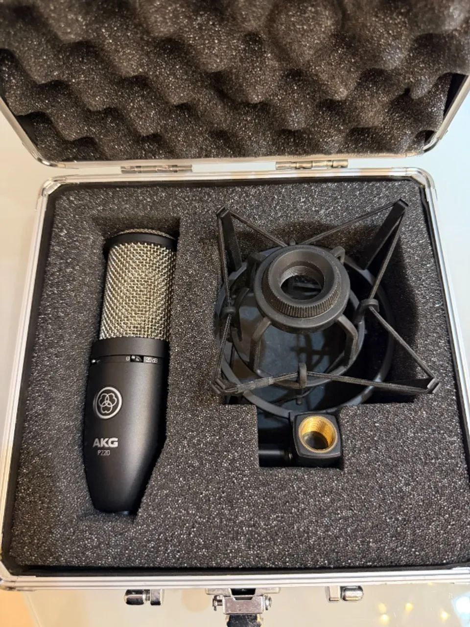 Microfone AKG P220 Condensador + Caixa e Suporte