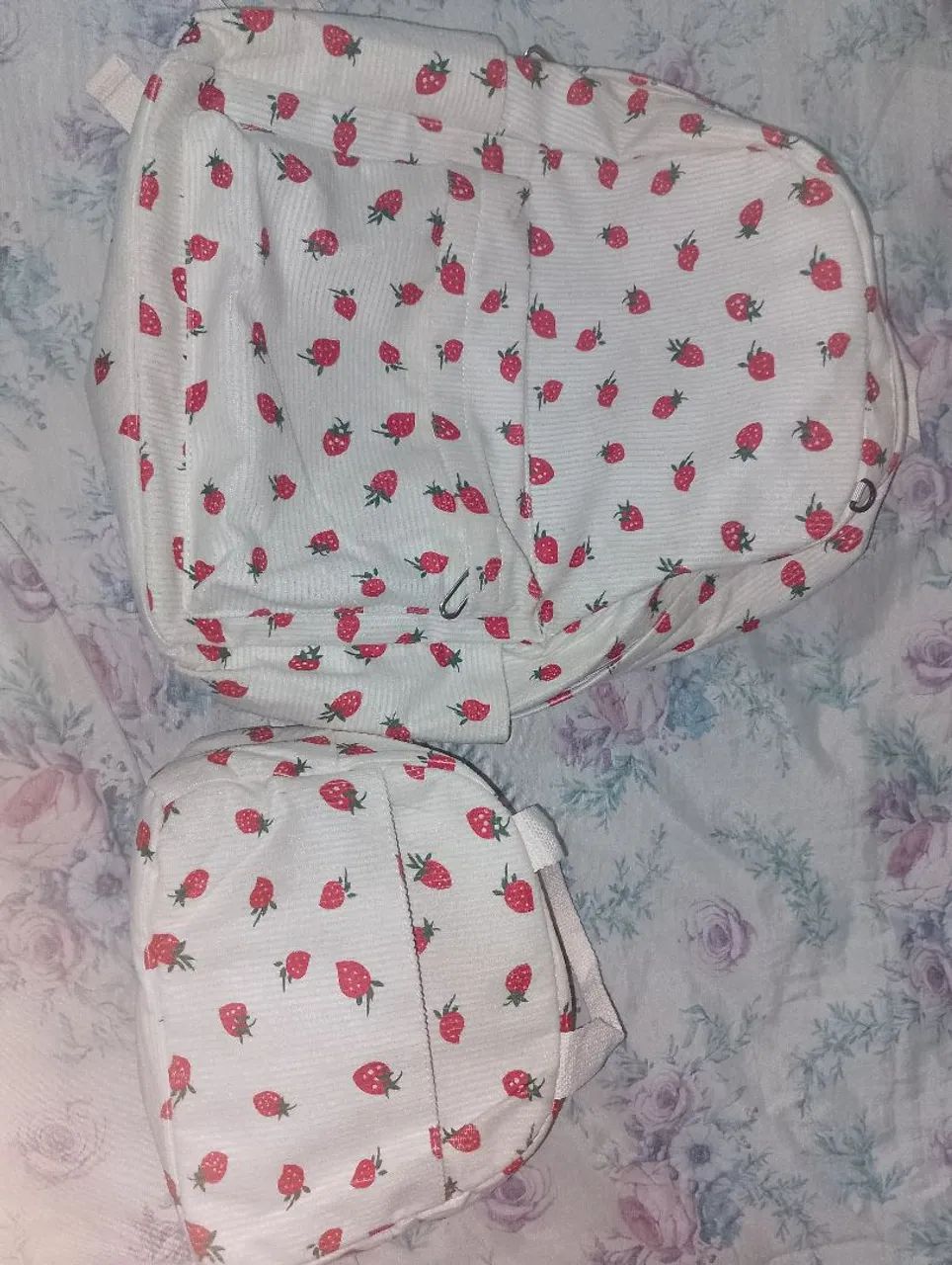 Mochila de morango ? e bolsa pra levar comida ?