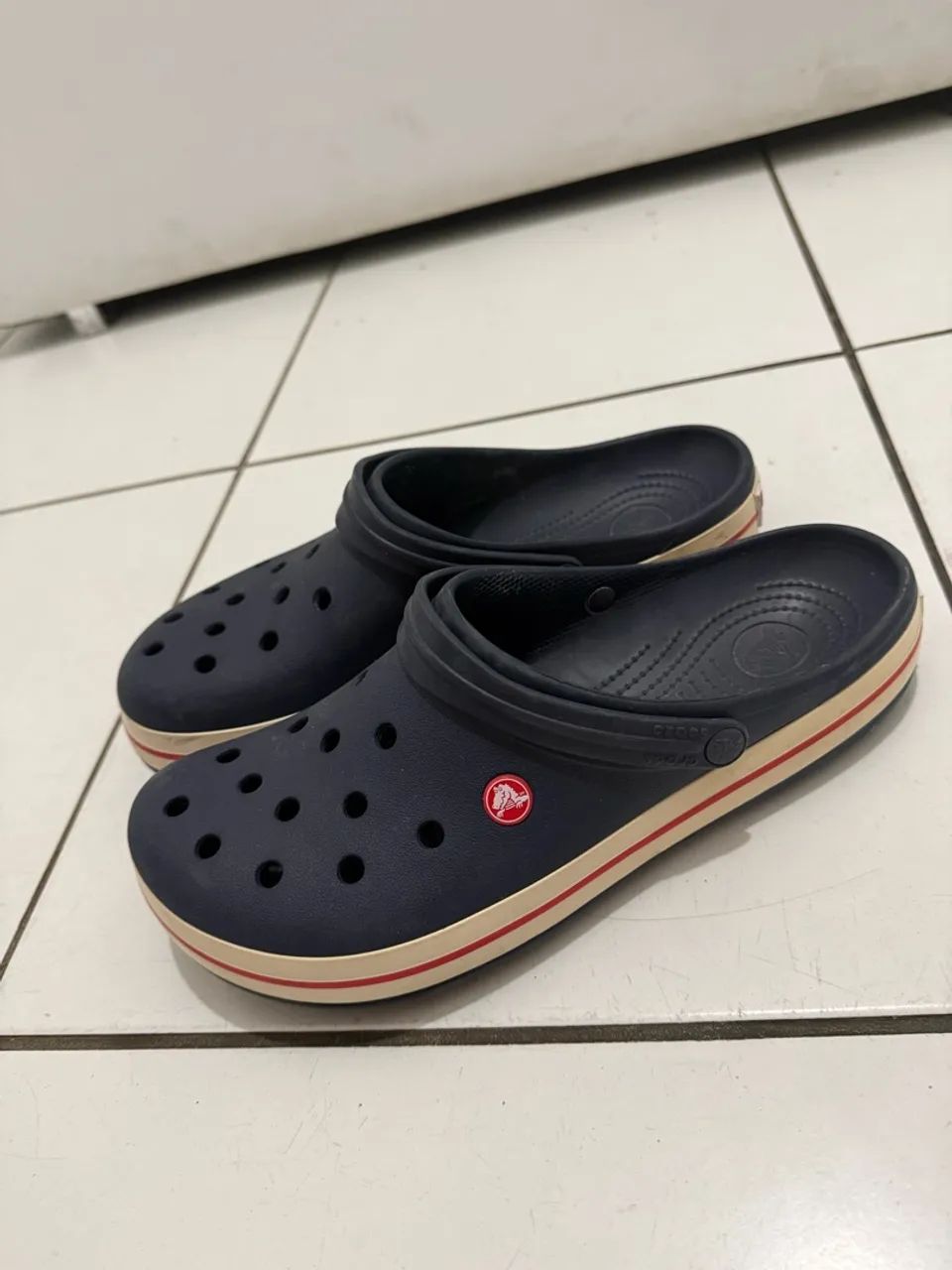 SANDÁLIA CROCS ORIGINAL AZUL MARINHO/VERMELHO - Foto 2