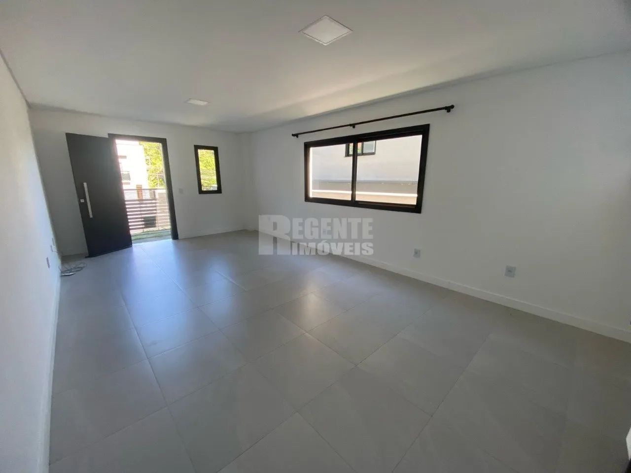 Excelente casa com 3 dormitórios para locação no bairro Saco Grande! - Foto 3