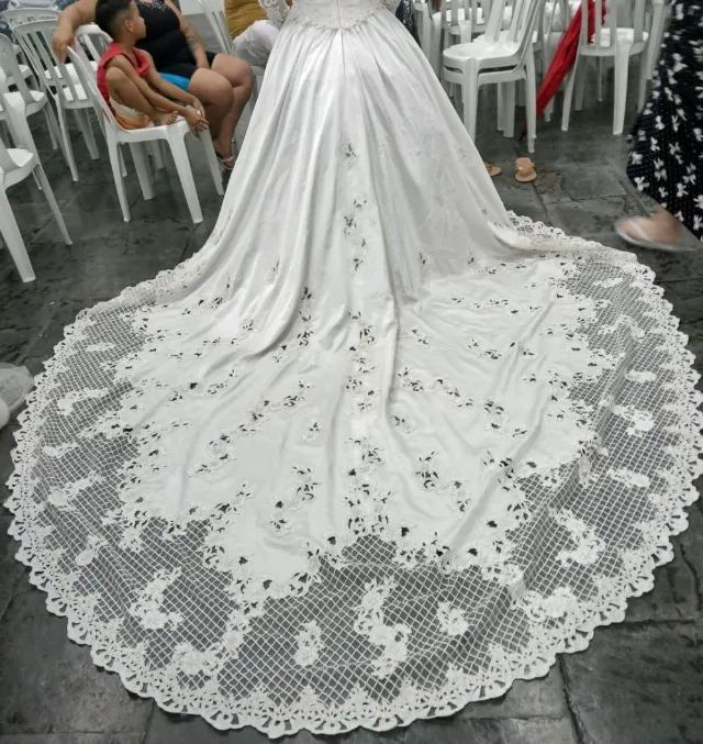Vestido de noiva com bordados em estilo medieval com saiote e véu  - Foto 4