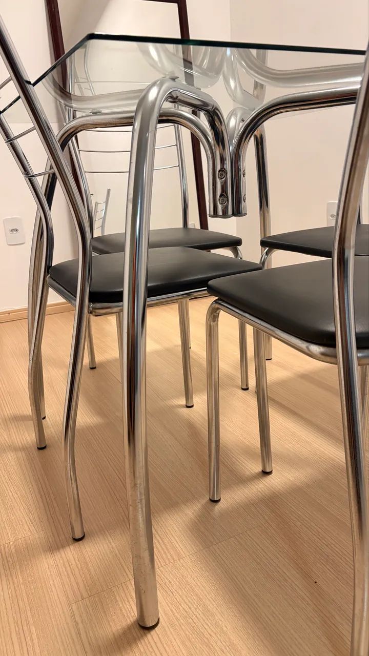 Mesa de vidro com 4 cadeiras