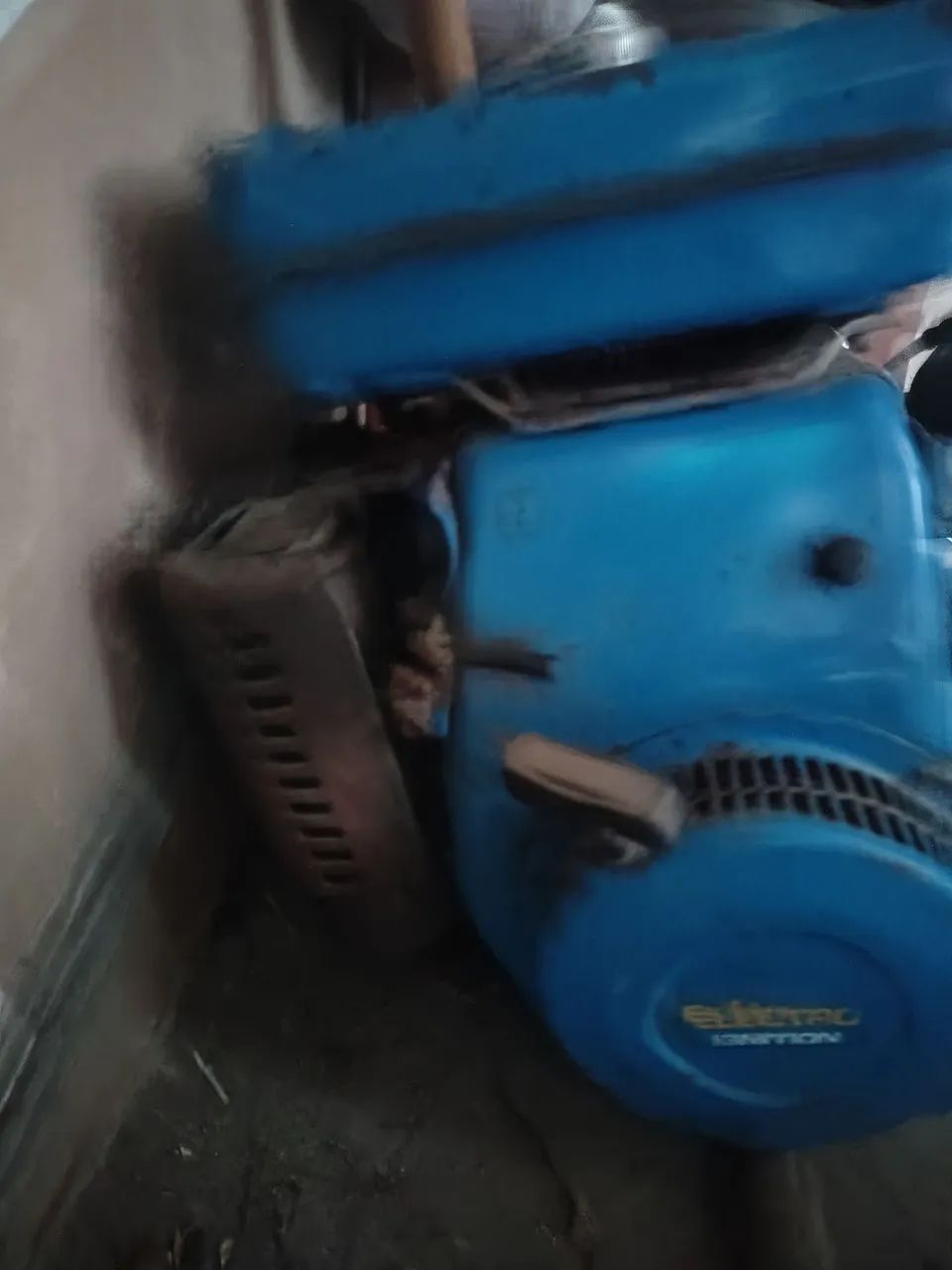 Vendo motor rabeta 10hp Yamaha e canoa 6 metros de alumínio faltando reparos. - Foto 4