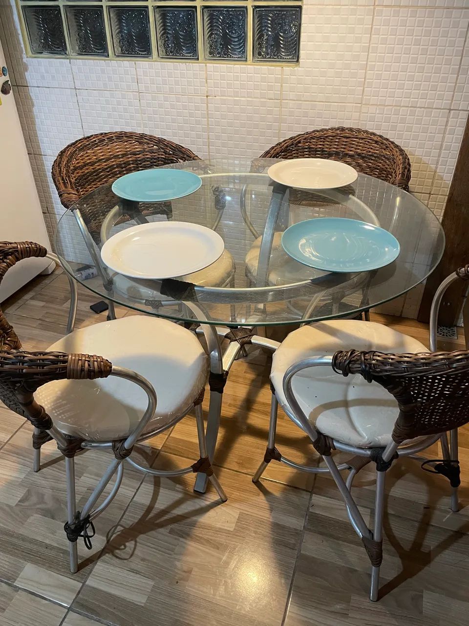 Mesa, tampo de vidro e cadeiras kit completo!  - Foto 3