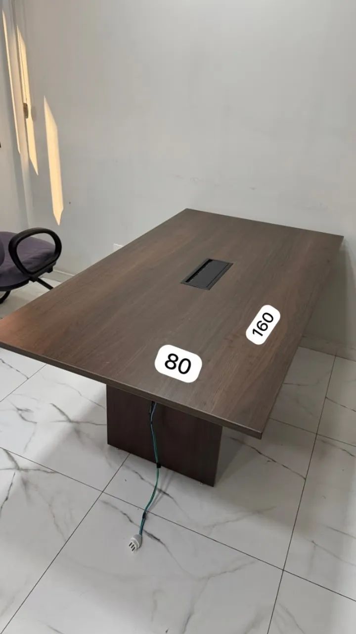 Mesa de reunião e cadeiras de escritório  - Foto 2