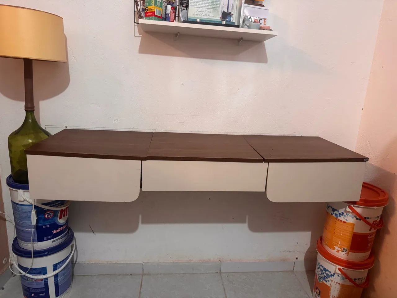 Escrivaninha e penteadeira suspensa 