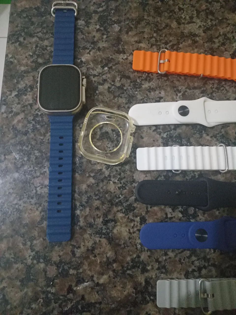 Relogio digital com pulseiras capa de silicone e carregador sem marcas de uso  - Foto 2