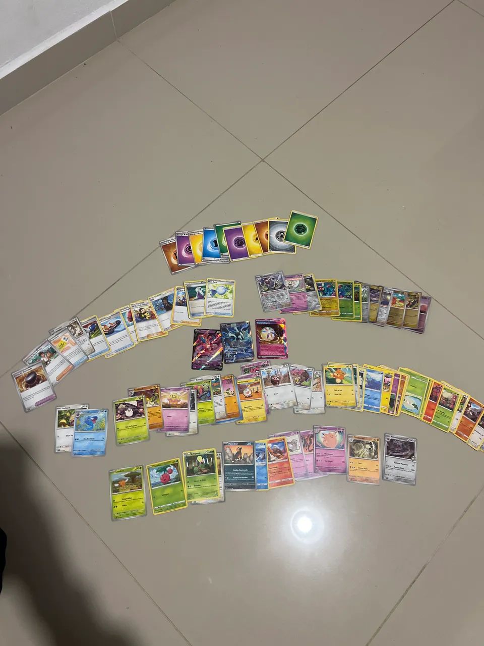 83 cartas Pokémon e 3 raras