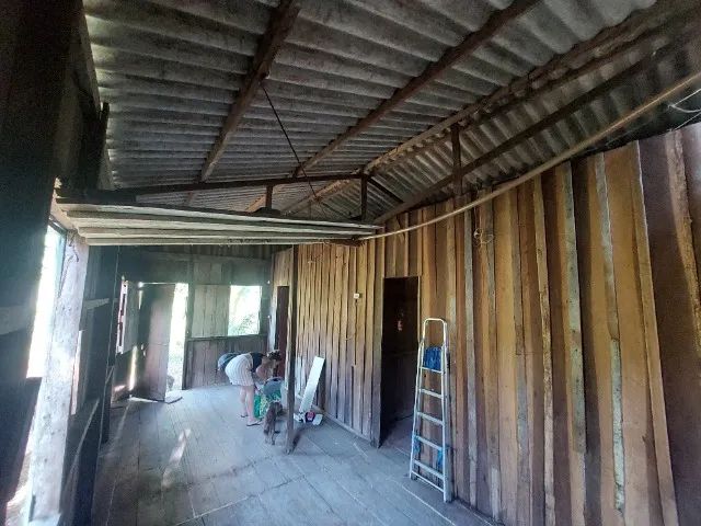 CASA DE MADEIRA EM TERRENO AMPLO CONSOLIDADO COM FRUTÍFERAS PRONTA PARA MORAR - Foto 4