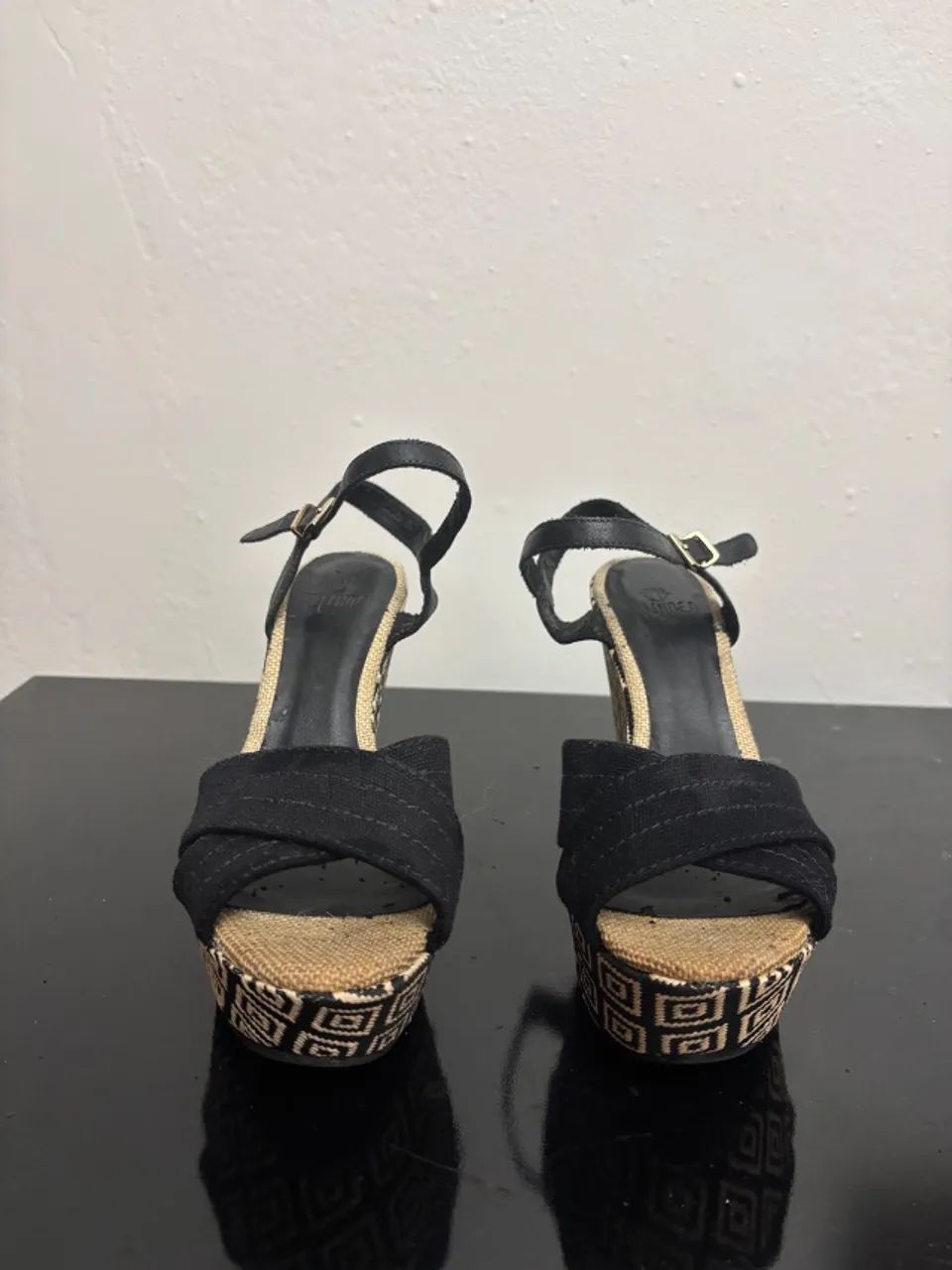 Sandália com detalhes geométricos - Foto 4