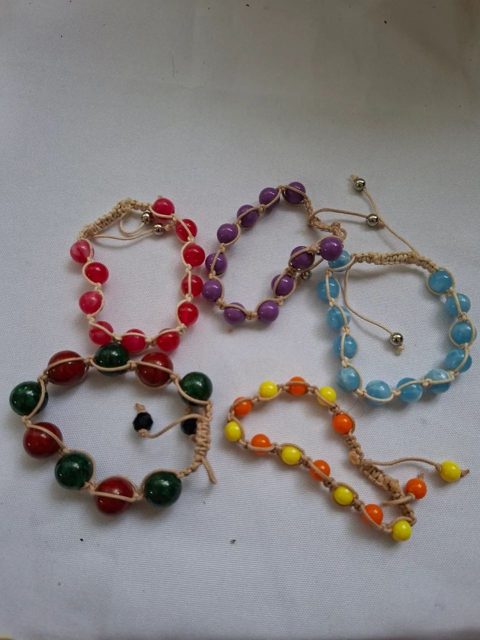 Pulseiras em macramê com contas diversas. - Foto 4