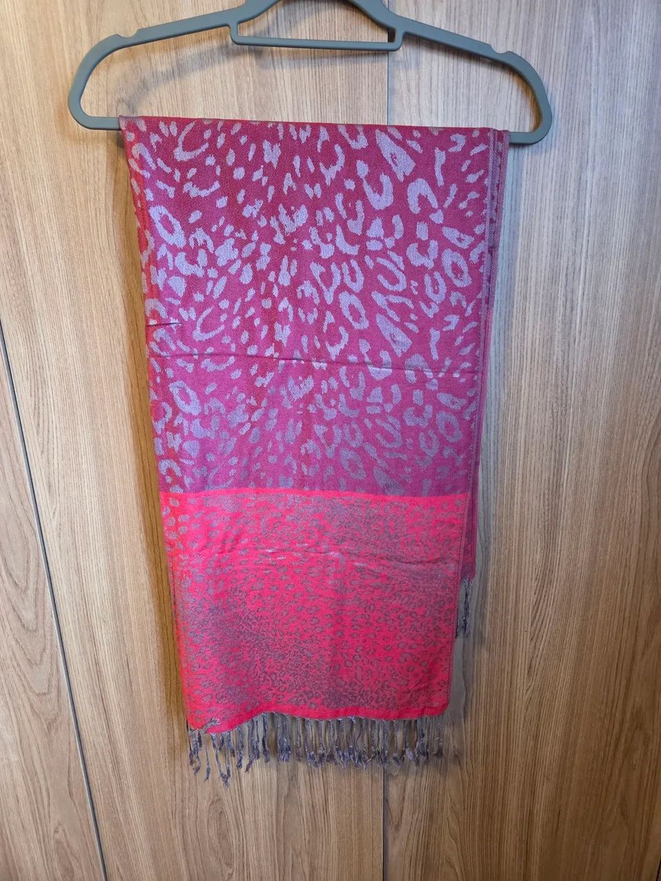 Pashimina 100% vermelha com estampa de oncinha 