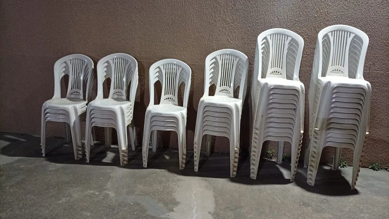 Vende - se 45 cadeiras de plástico Tramontina 