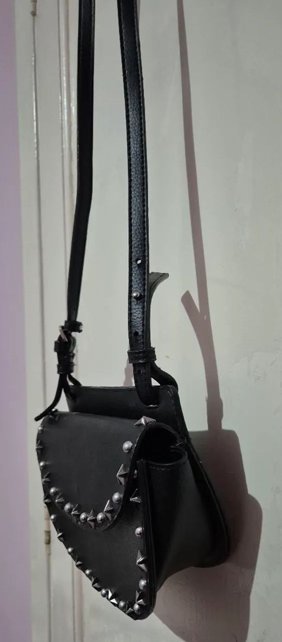 Bolsa transversal preta com detalhes de estrelas prata - Foto 2