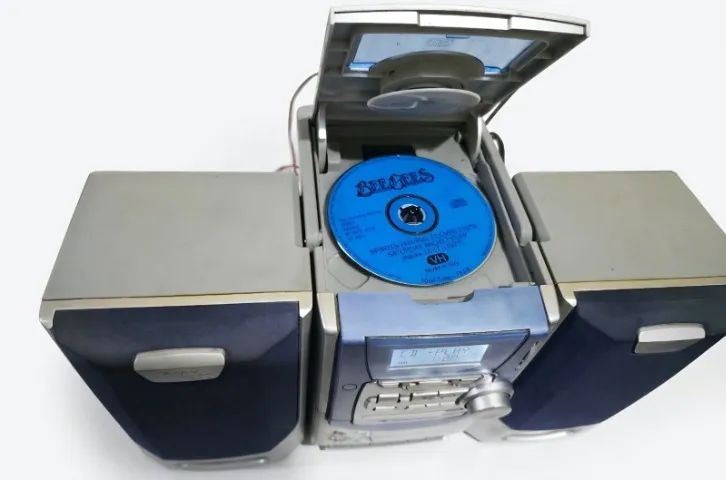 Toca  cd, rádio, e  fitas    funcionando  