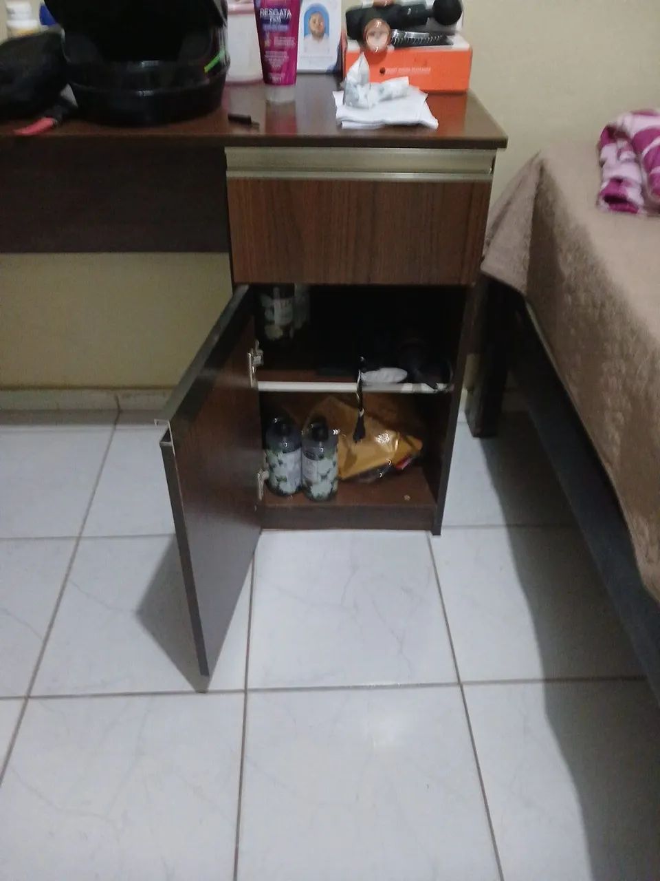 Mesa Escrivaninha com Gaveta e Armário - Madeira - Foto 3