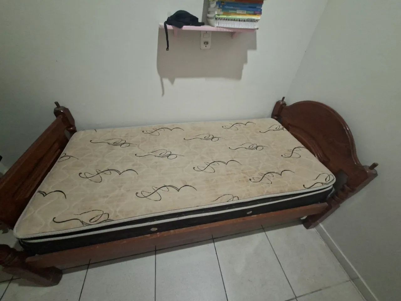 Vende-se cama de solteiro de madeira  - Foto 2