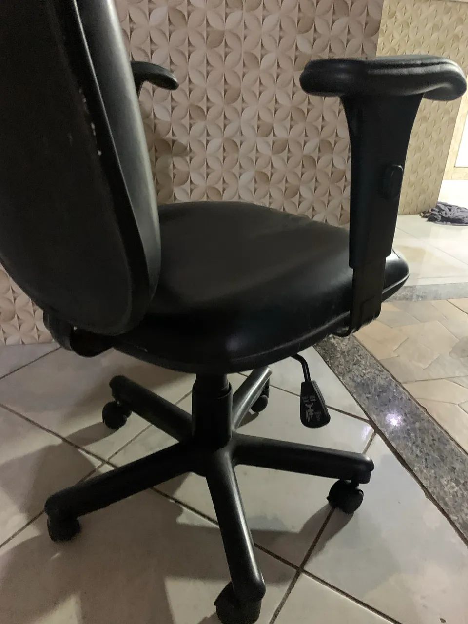 Cadeira ergonômica escritório com ajustes de braço e altura.  Confortável de couro - Foto 4