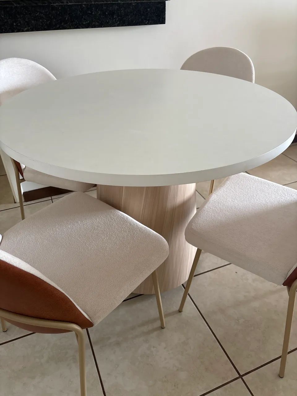 Mesa moderna com 4 cadeiras  - Foto 2