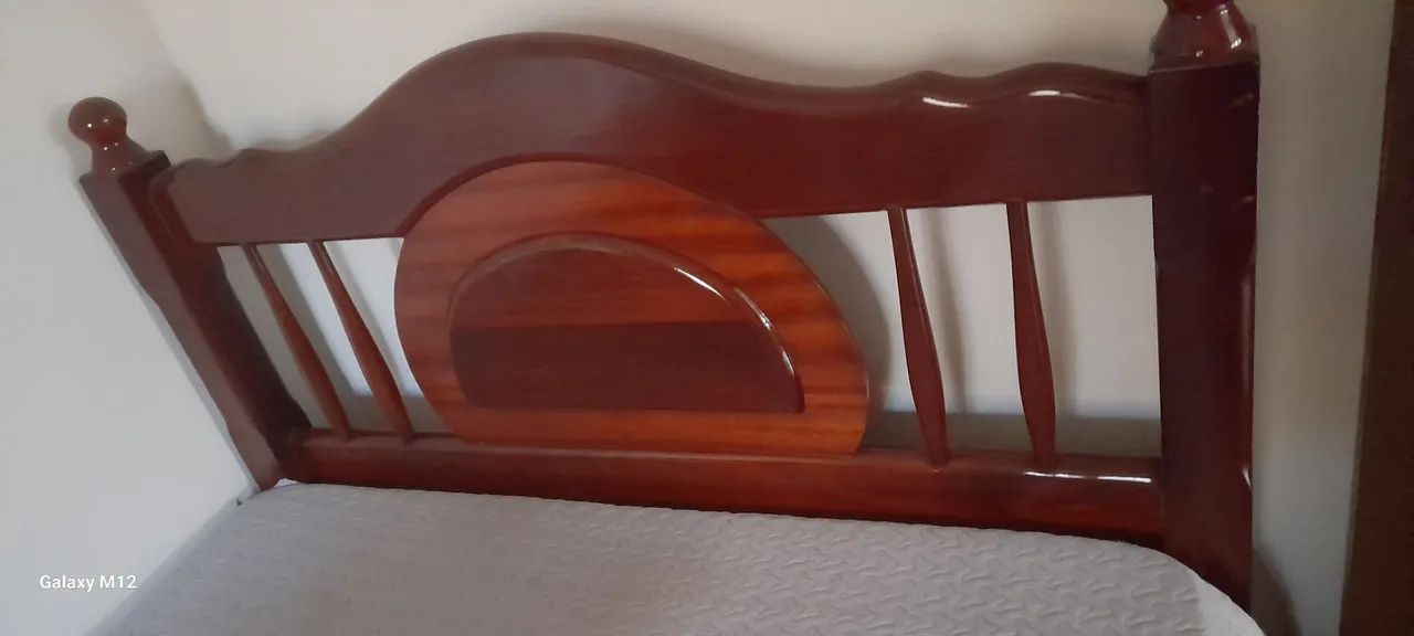Cama casal de madeira retrô