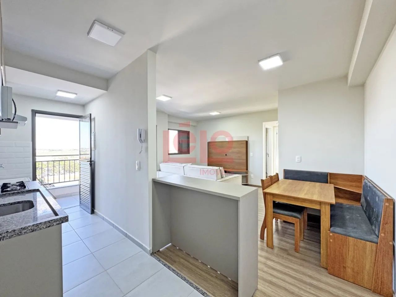 Apartamento semimobiliado - Sacada com churrasqueira - Foto 2