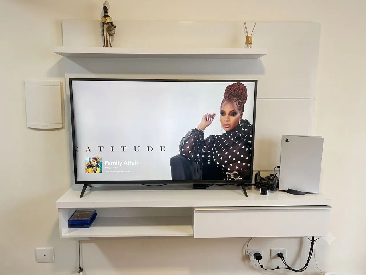 Painel com Rack Suspenso para TV - Branco / Off-White?