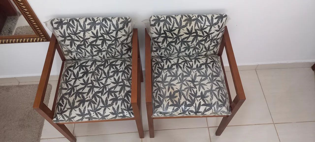 2 Poltronas de madeira - preço imperdível422082094533201923