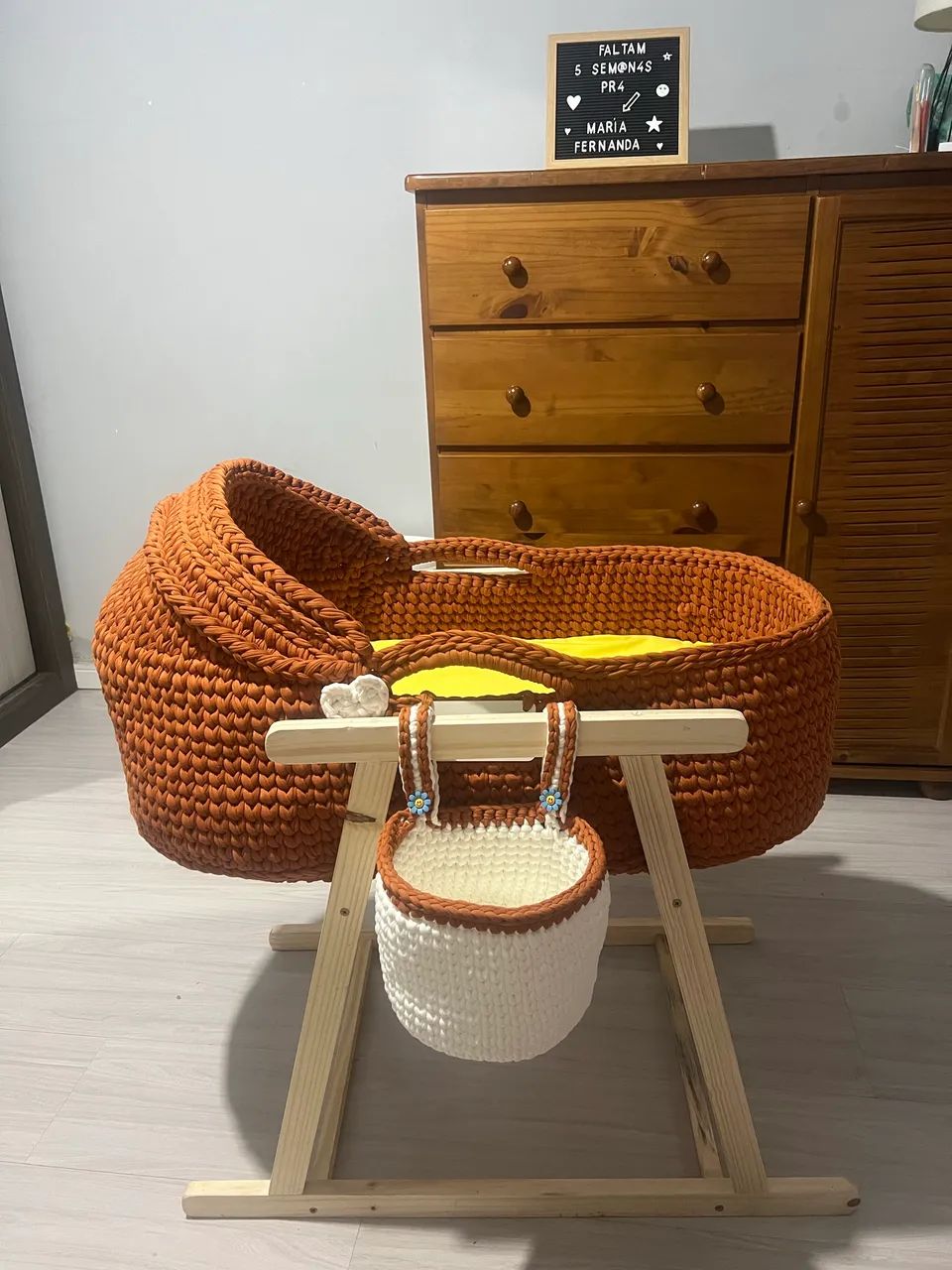 Cesto tipo Berço Moisés em crochê com fio de malha e fundo em MDF