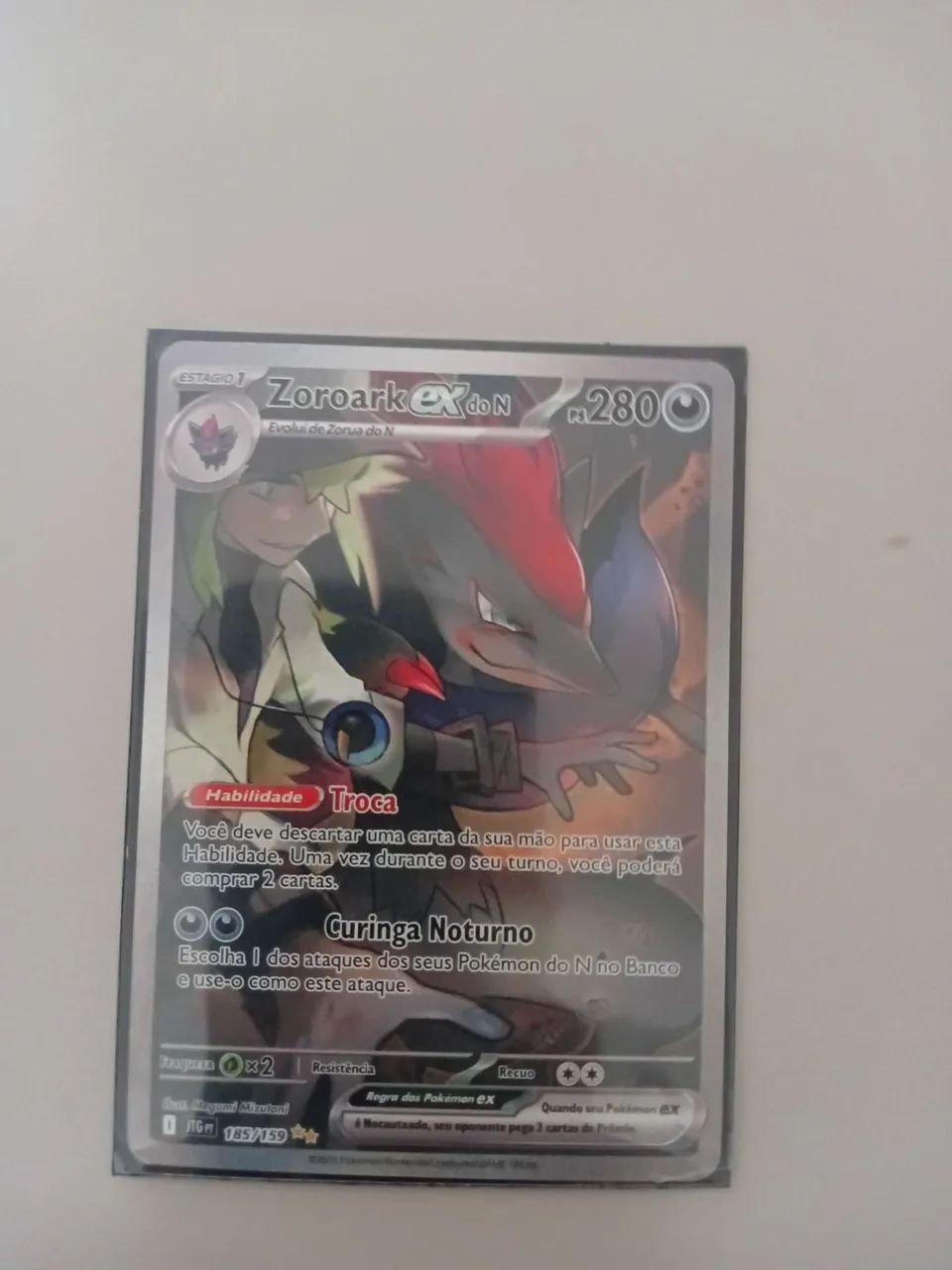 Carta Pokémon em perfeito estado e vem com protetor 