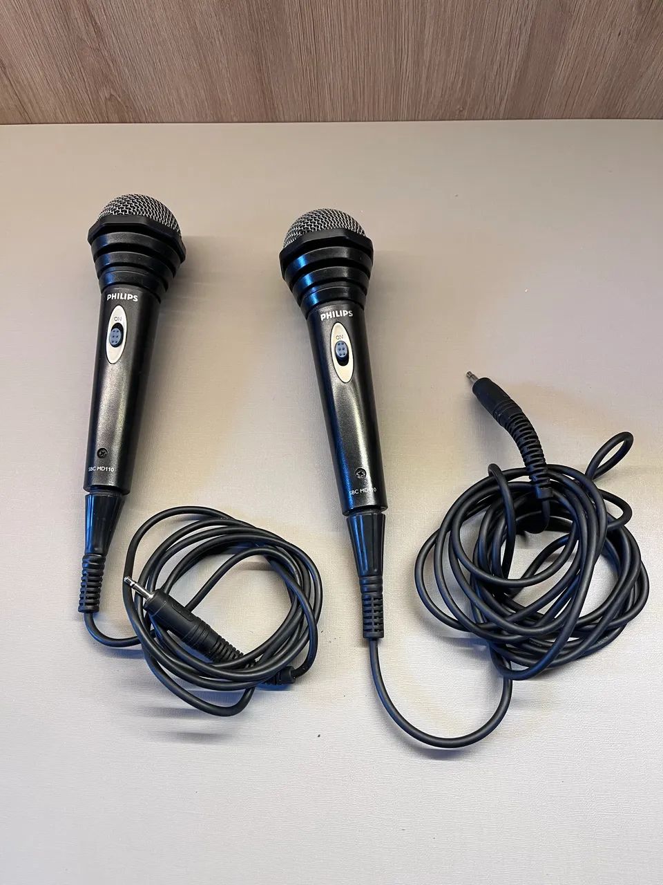 kit com 2 microfones philips sbcmd110 com fio p10 em perfeito estado - Foto 5
