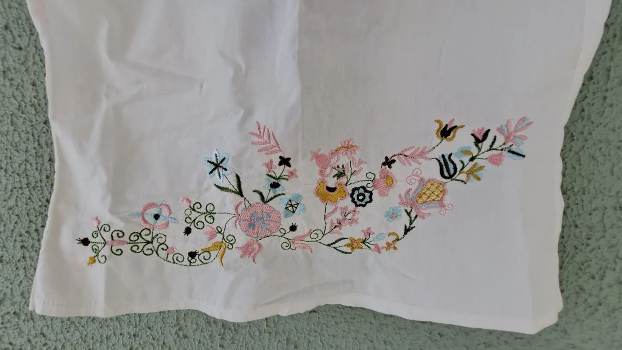 Blusa de alça branca bordada - Foto 2