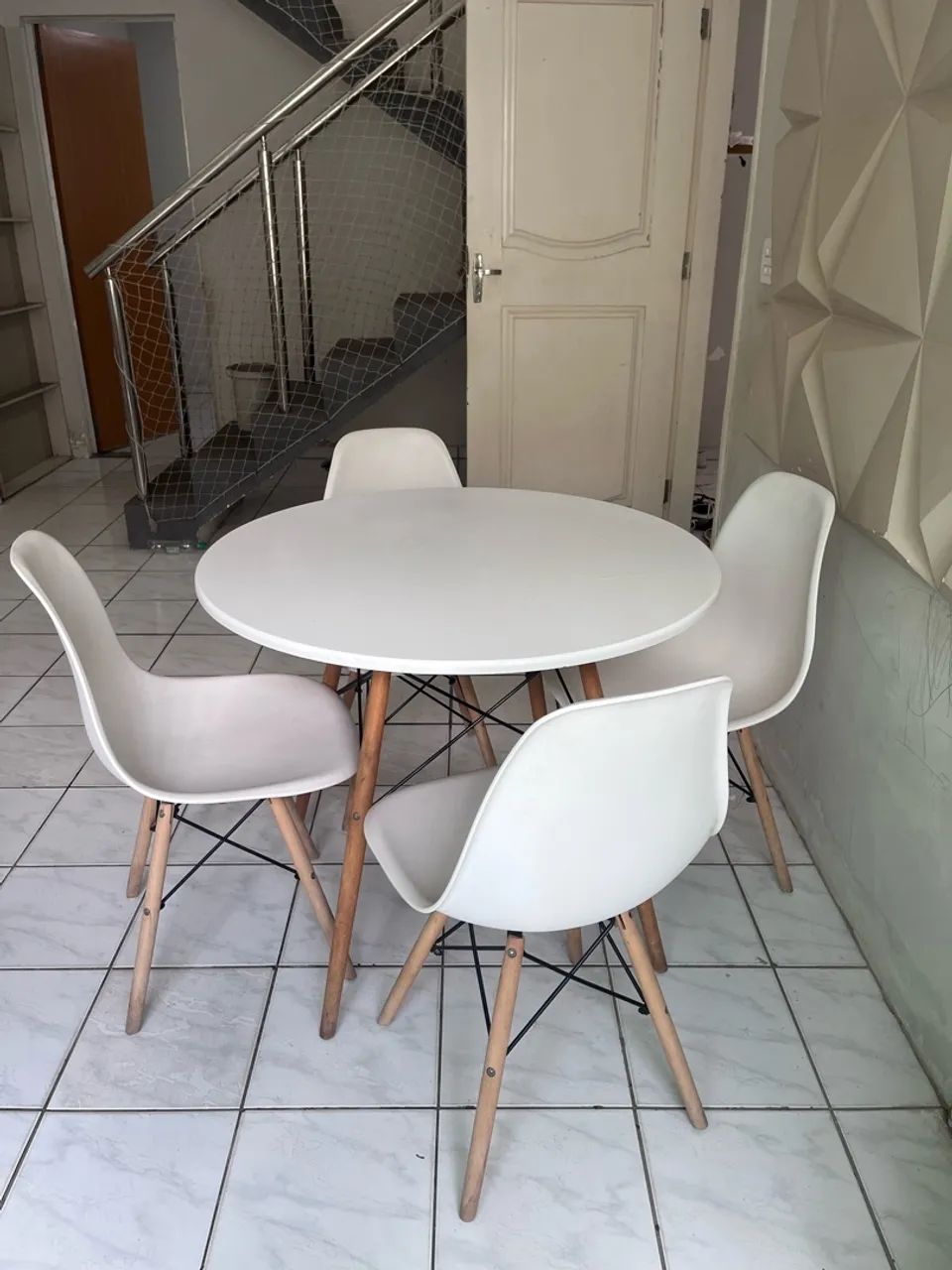 Conjunto mesa + 4 cadeiras Eames 